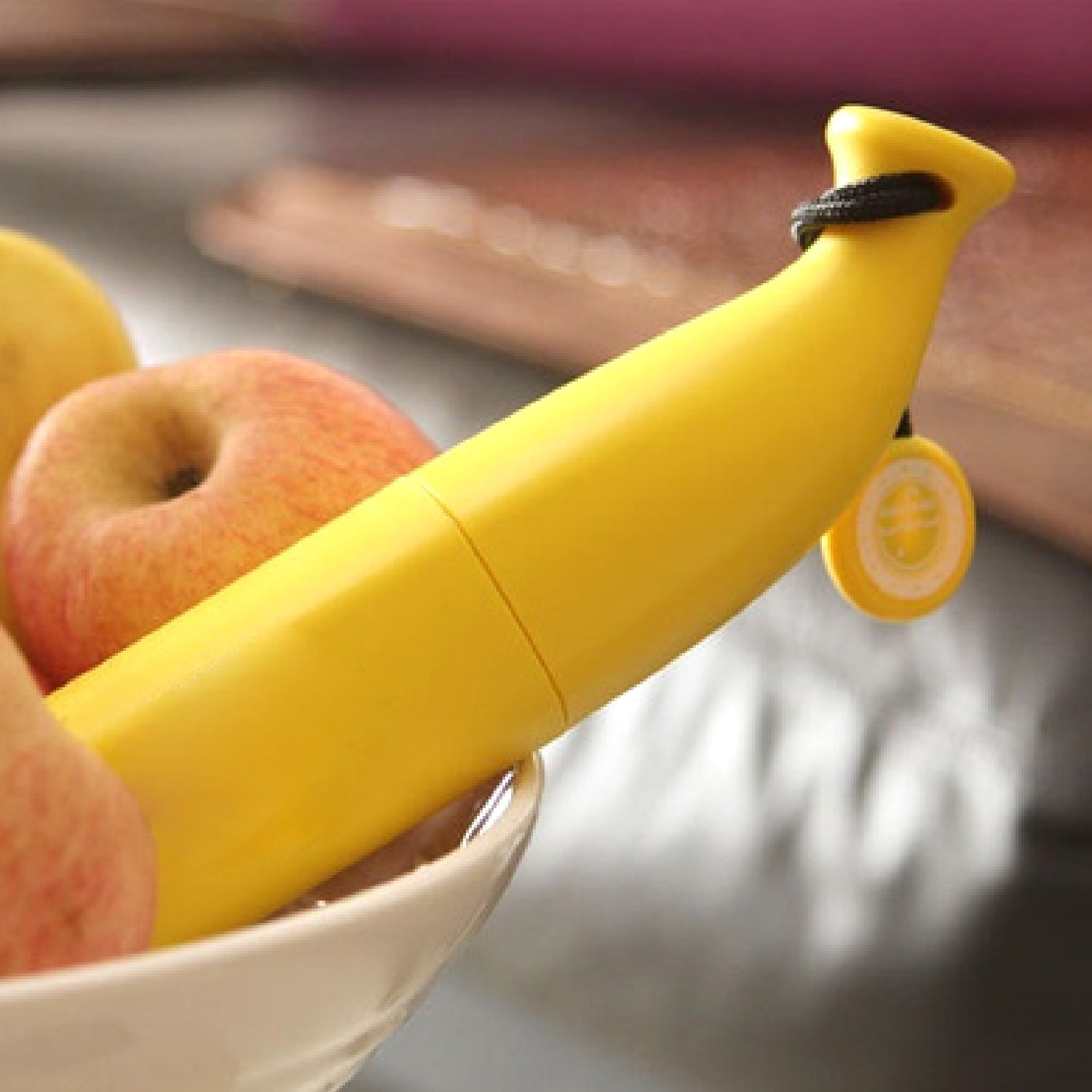 Foldable banana-shaped mini umbrella, compact and stylish. Foldable banana-shaped mini umbrella, compact and stylish.